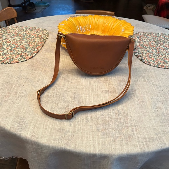 Portland Leather Honey Crossbody bag - Picture 3 of 6